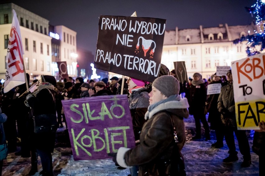 Polacy chwycili znów za parasolki - w Bydgoszczy protest odbył się na Starym Rynku