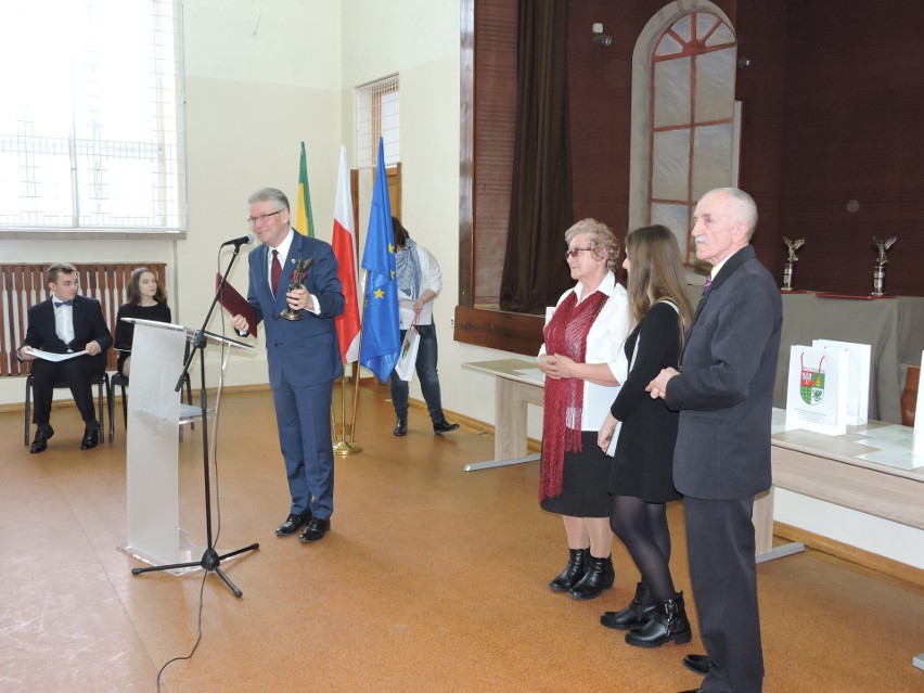 W Ostrowi Mazowieckiej wręczono statuetki niezwykłym ludziom [ZDJĘCIA]