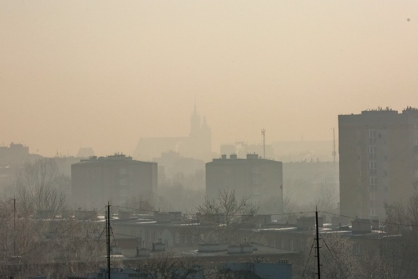 Rządowa walka o czyste powietrze to fiasko? W Małopolsce wciąż truje pół miliona pieców