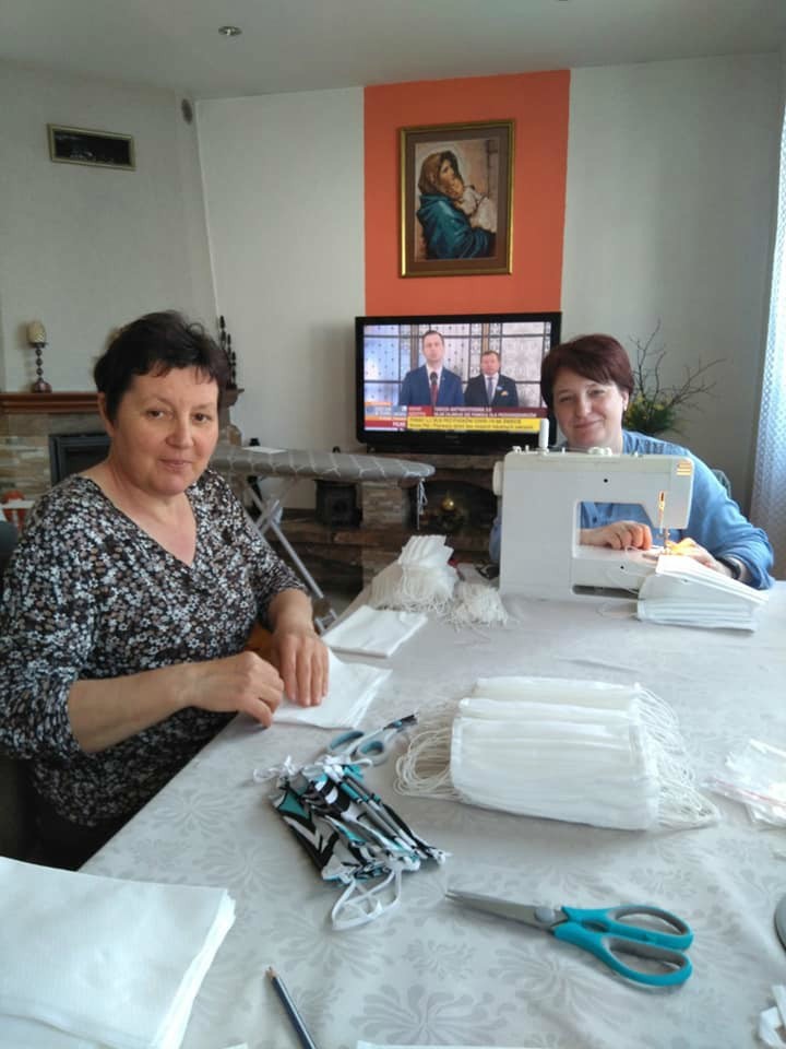 Gospodynie i pracownice szkoły z Czarncy szyją maseczki dla włoszczowskiego hospicjum (ZDJĘCIA)