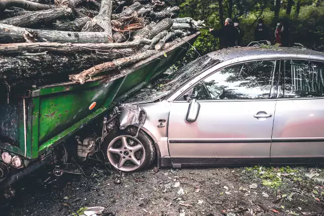 Do zdarzenia doszło w sobotę 17 października na trasie Mosina-Witnica. Volkswagen Passat zderzył się z przyczepą wiozącą drzewo. Auto zostało mocno uszkodzone.  Czytaj więcej na kolejnych slajdach. Posługuj się klawiszami strzałek, myszką lub gestami 