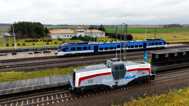 Na zakończenie testów w Żmigrodzie Pesa zaprosiła kilkunastu polskich i zagranicznych przewoźników towarowych na specjalną prezentację lokomotywy SM42-6Dn z pokazem tankowania wodoru z mobilnej stacji i jazdami testowymi. 