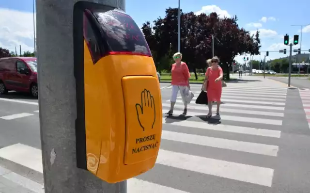 Policja przestrzega.  Na przejściach dla pieszych wciąż jest niebezpiecznie