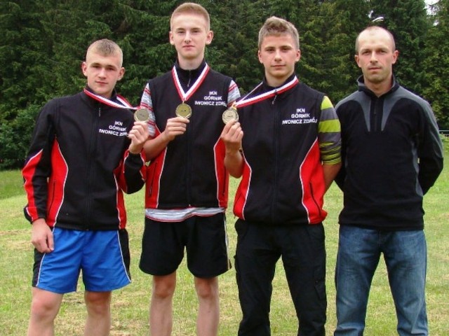 od lewej: Dawid Szwast, Rafał Penar, Kamil Chłap oraz trener Mariusz Jakieła.