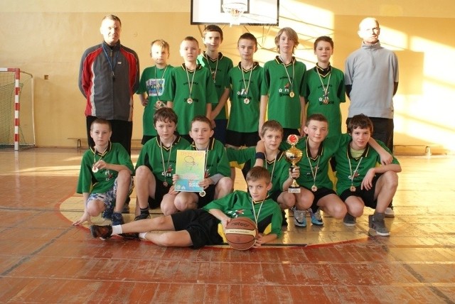 Koszykarze z Publicznej Szkoły Podstawowej numer 7 ze swoimi nauczycielami- Marcinem Bartnikiem i Wojciechem Lisem.