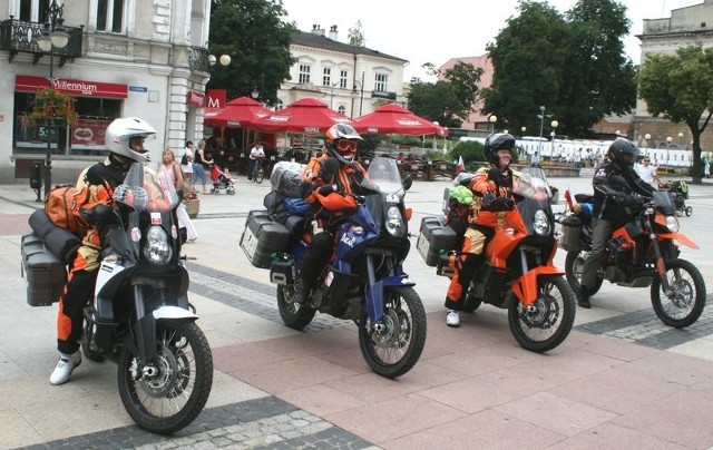 Wieslaw Lenartowicz (pierwszy z lewej), Robert Kotowski, Zbigniew Pokorski oraz Mikolaj Kondratowicz dotarli we wtorek do Minska na Bialorusi