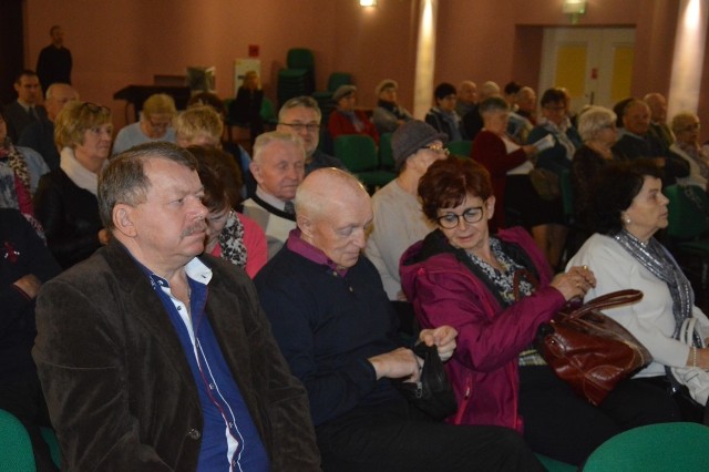 W czwartek w Kartuskim Centrum Kultury odbyła się bezpłatna konferencja dla seniorów. Zebrani na sali mieli okazję zapoznać się m.in. z mechanizmami, jakich oszuści używają wobec osób starszych, a także posłuchać o znaczeniu zdrowia i aktywności fizycznej oraz umysłowej w ich życiu. Spotkanie otworzył i zamknął Mariusz Szmidka, redaktor naczelny Dziennika Bałtyckiego.