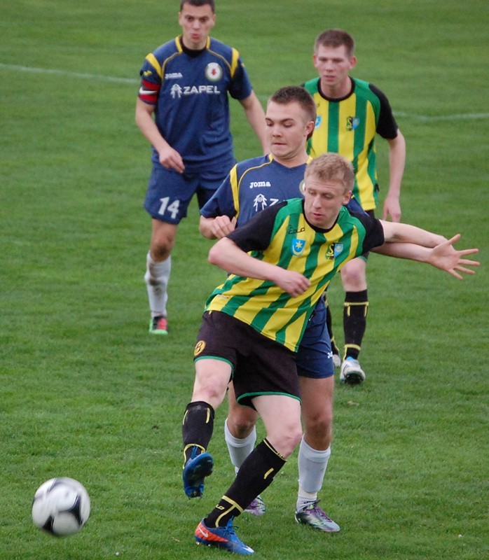 Izolator Boguchwała (granatowe stroje) pokonał u siebie 1-0...