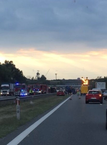 DZ24: Wypadek na A4 24.08.2015. Utrudnienia już tylko na autostradzie [NOWE ZDJĘCIA]