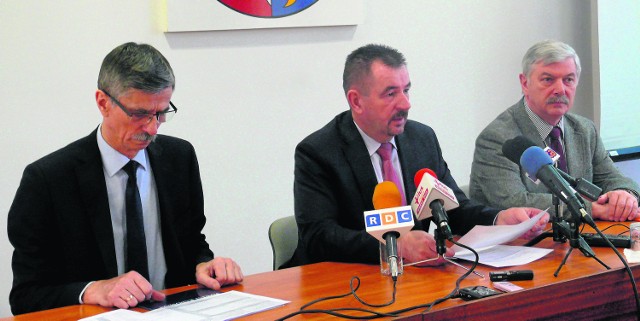 Od lewej: Józef Bakuła, dyrektor „pośredniaka”, starosta radomski Mirosław Ślifirczyk i Marek Oleszczuk ze Starostwa Powiatowego w Radomiu.