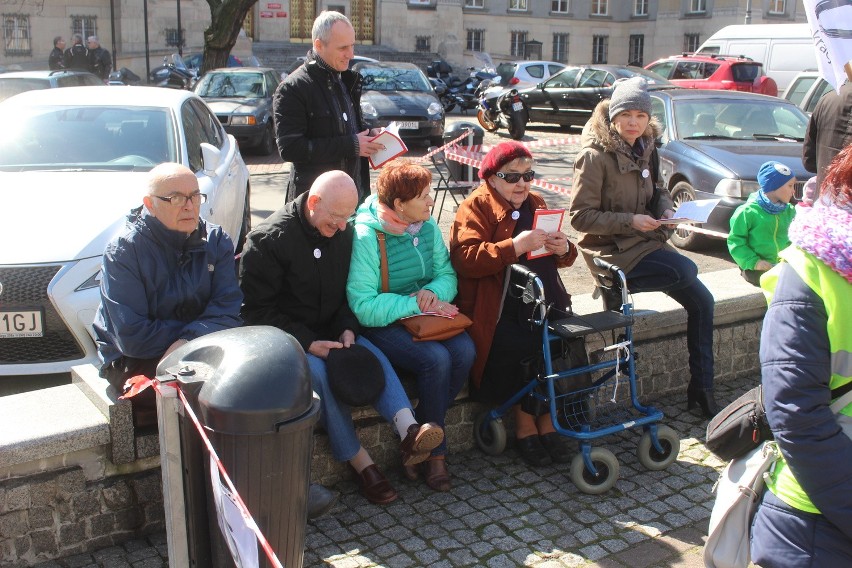 Działacze i sympatycy KOD manifestują w Katowicach na placu...