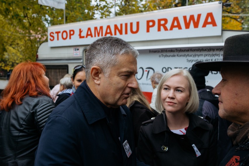 Warszawa: Pikieta lekarzy rezydentów przed KPRM. Protesty także w innych miastach [ZDJĘCIA] [WIDEO]