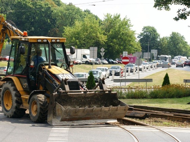 Ruszył remont rozjazdów tramwajowych na rondzie Bernardyńskim. Roboty na rondzie potrwają do końca sierpnia br.