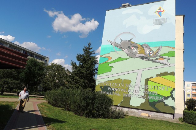 Mural na ścianie bloku przy ulicy Witosa 2 miał sławić lotników „Toruńskiego” dywizjonu 306