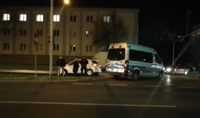 Samochód wpadł na torowisko w centrum Dąbrowy Górniczej