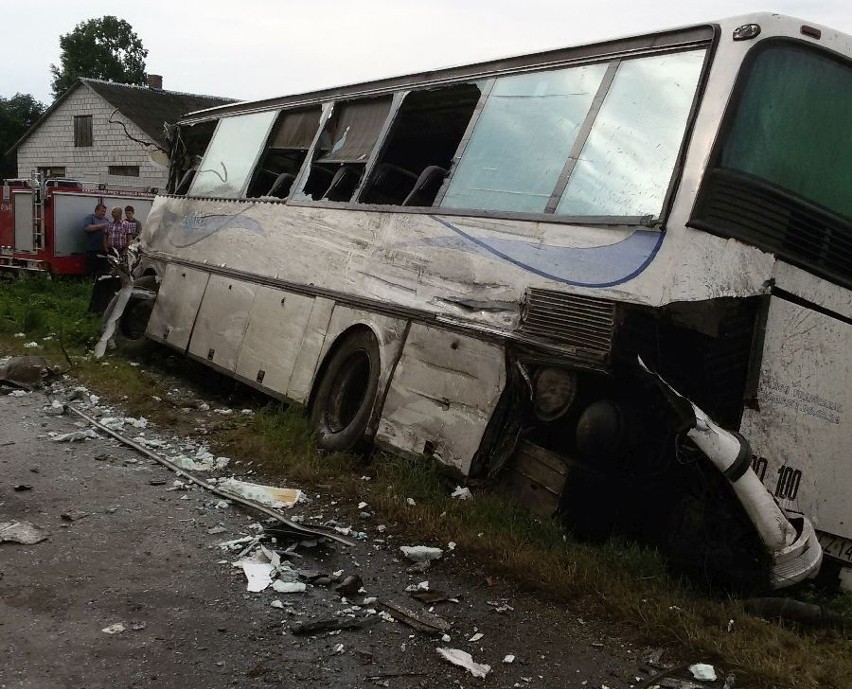 Wypadek ciężarówki i autobusu w gminie Słupia