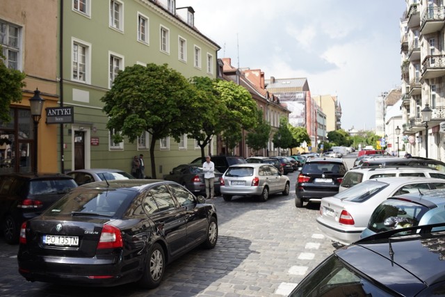 Chodnik na ulicy Szewskiej został niedawno wyremontowany. Niestety, nie służy pieszym, ale samochodom. Władze zapowiadają zmiany, samochody znikną, będzie miejsce na ogródki restauracyjne
