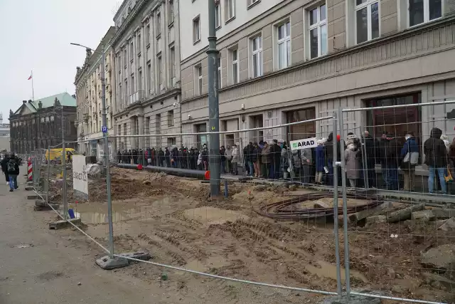 Ogromna kolejka ustawiła się we wtorek od rana w centrum Poznania. Tłum czeka już od kilku godzin! Na co?Przejdź do kolejnego zdjęcia --->