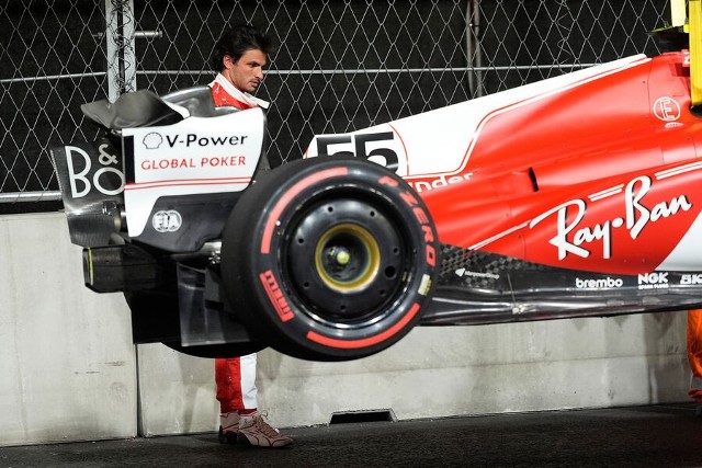 Carlos Sainz ze swoim uszkodzonym bolidem