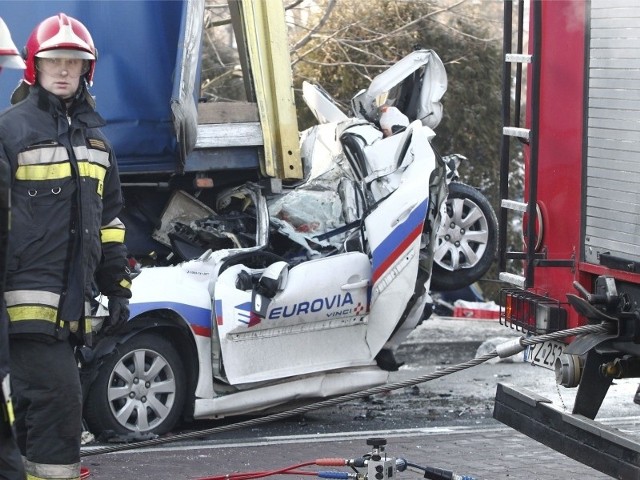 Wypadek w centrum Boguchwały wydarzył się 21 lutego ok. godz. 7.30 rano. Rumuński tir najechał na kolumnę samochodów czekających na skrzyżowaniu na zmianę świateł. Uderzenie kilkunastotonowej ciężarówki zmiażdżyło dwa auta osobowe. W wypadku na miejscu zginęły trzy osoby: 24 i 33-letni mężczyźni, oraz 19-letnia kobieta. Ich samochody zostały wepchnięte pod naczepę innej ciężarówki, wiozącej pręty zbrojeniowe.