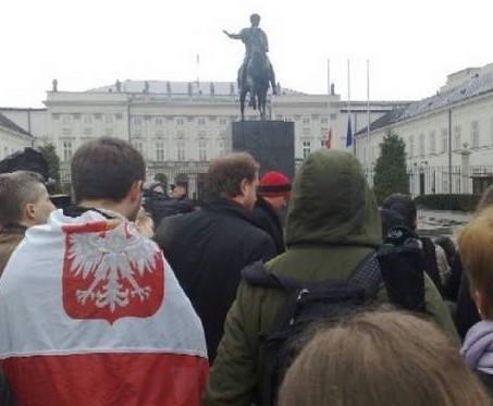 Tłumy mieszkańców stolicy przed Pałacem Prezydenckim w Warszawie.