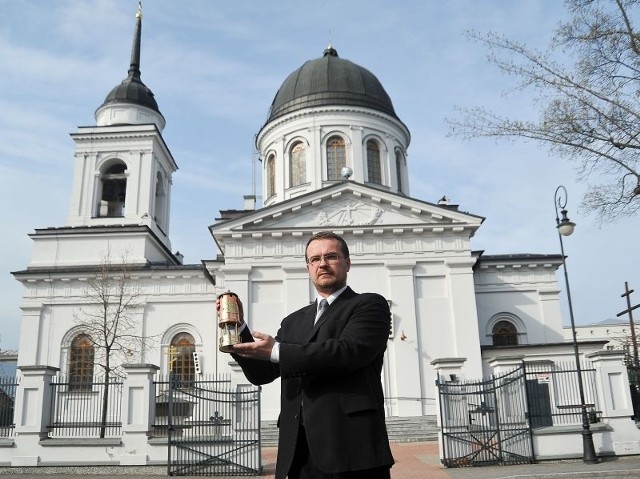 Adam Musiuk pokazuje lampkę, w której przywiezie Święty Ogień z Warszawy.