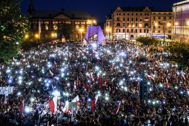 Łańcuch światła. Poznań. Plac Wolności. 20 lipca