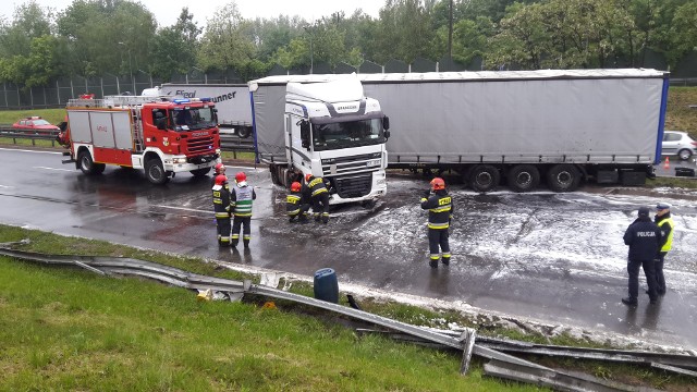 Wypadek TIR-a na DTŚ. Zablokował pas w stronę Katowic