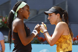 Jessica Pegula rzuca światło na ceremonię wręczenia trofeum podczas Madrid Open