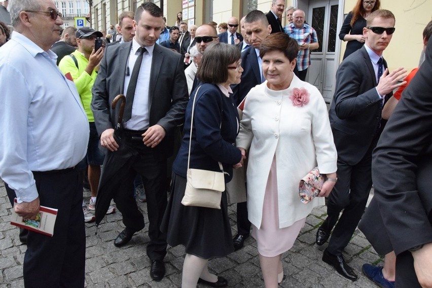 Premier Beata Szydło z mężem przyjechała na święcenia...