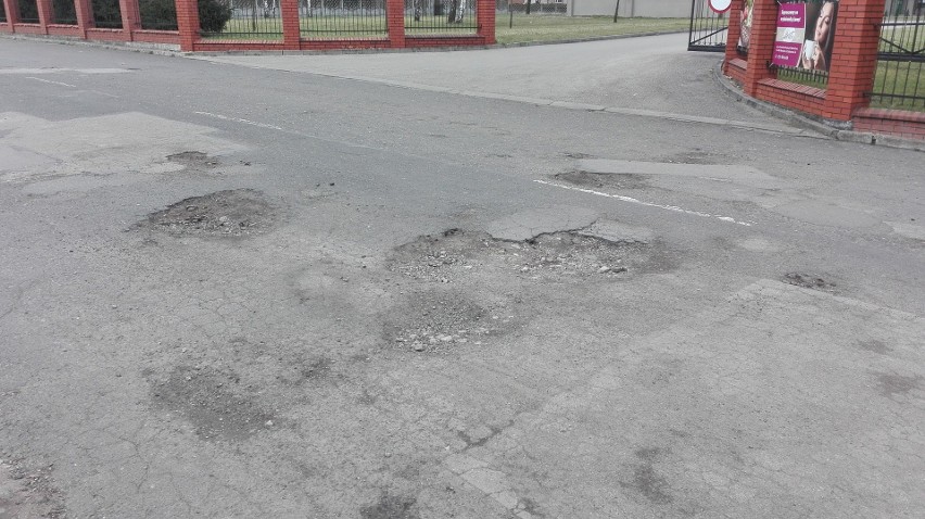 Mysłowice: dziury na parkingu przy Centralnym Muzeum Pożarnictwa. Jest szansa na remont nawierzchni na Słupnej ZDJĘCIA