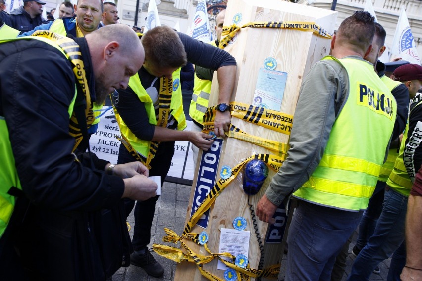 Protest policjantów w Warszawie. Mundurowi domagają się...