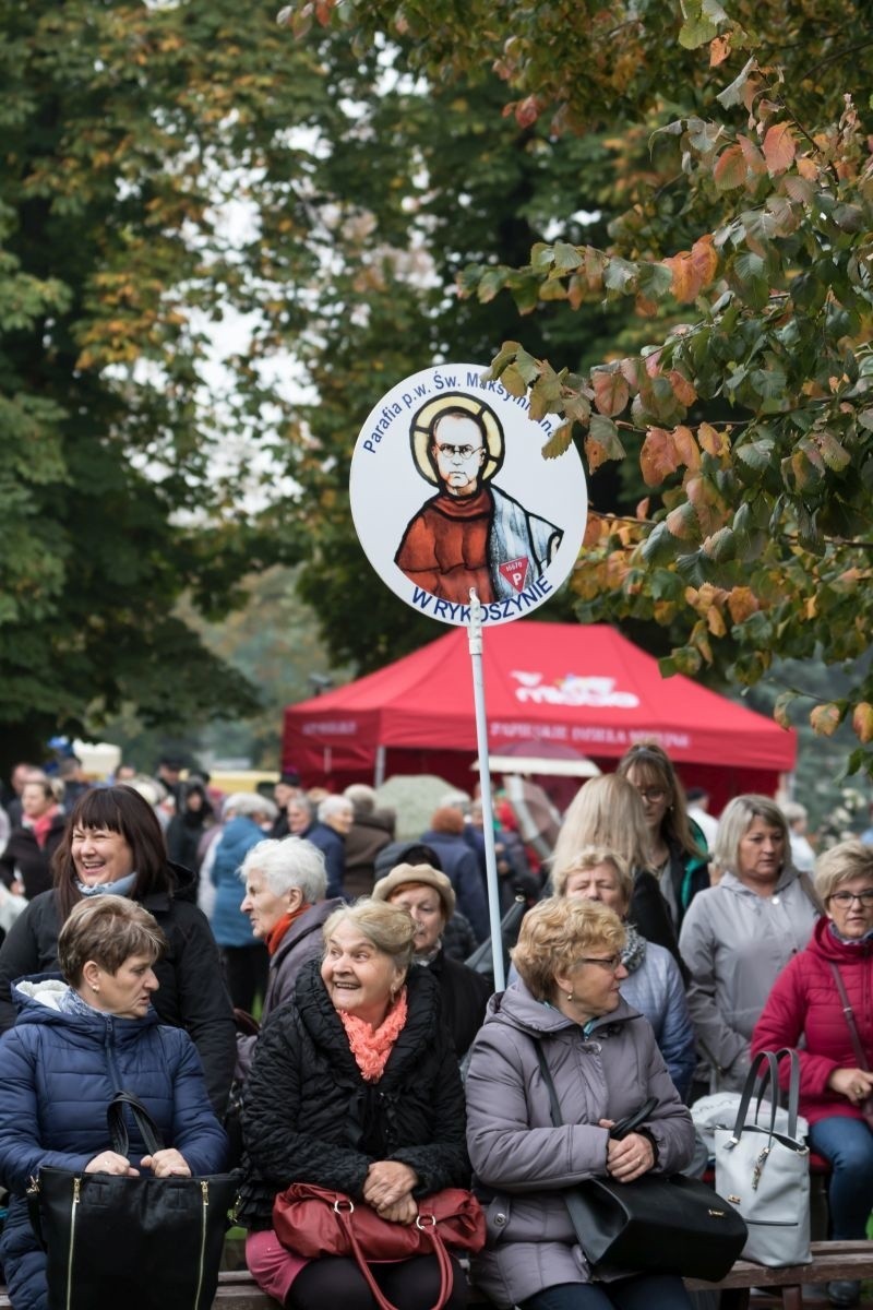 Rekordowa pielgrzymka Róż Żywego Różańca do Jędrzejowa. Modliło się ponad 4 tysiące wiernych i 150 kapłanów [WYJĄTKOWE ZDJĘCIA]