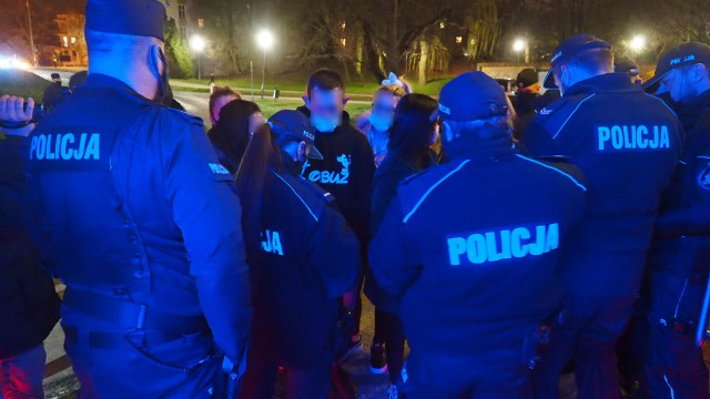 W piątkowy wieczór, oprócz osób spragnionych zabawy, przed koszalińskim lokalem pojawili się policjanci. Funkcjonariusze wylegitymowali ponad dwieście osób.