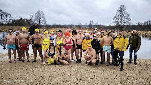 Tradycji stało się zadość. Podlaski Klub Morsów w drugi dzień świąt nie próżnował. Zobacz zdjęcia z morsowania w świątecznej atmosferze.