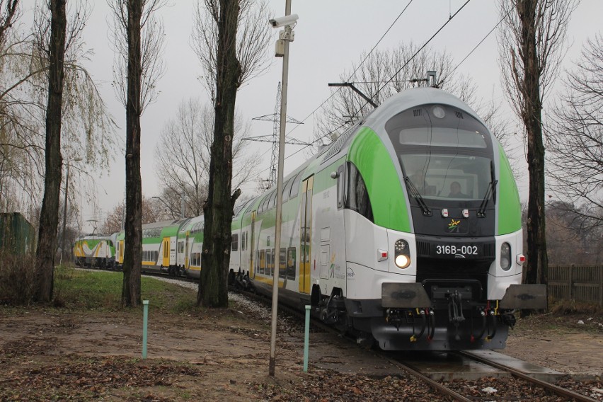 Piętrowe składu firmy Pesa w barwach Kolei Mazowieckich