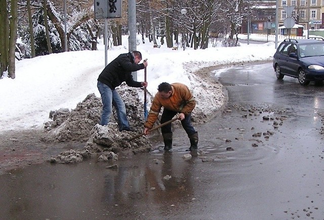 Jezdnia i przejście dla pieszych zalane zostały m.in. przy rondzie Dąbrowskiego. Dziś znikną stąd hałdy śniegu. 