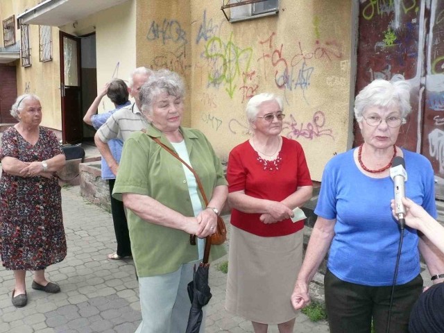 Lokatorzy bloku przy ulicy Lubelskiej 8 o swojej sytuacji postanowili powiadomić media.