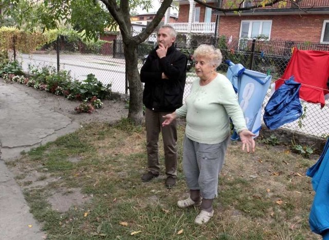 - Mamy nieduży kawałek podwórka, a teraz chcą nam go zabrać i ulica będzie tuż przed naszym domem &#8211; pokazuje Anna Łoboda.