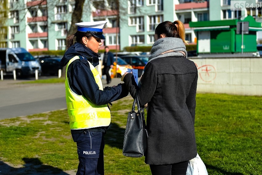 Akcja "Patrz i słuchaj" w Szczecinie. Policjanci, strażnicy miejscy i urzędnicy przypominali zasady bezpieczeństwa