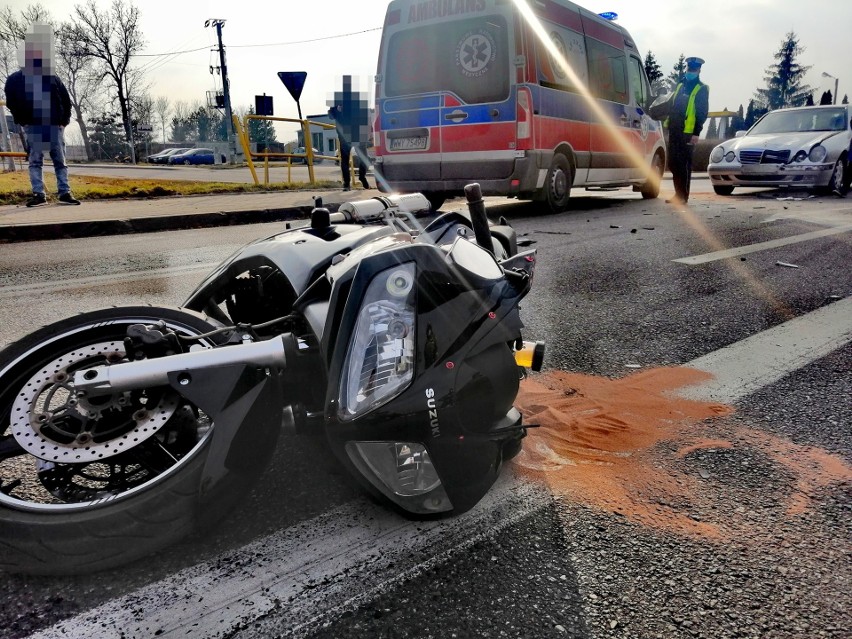 Wypadek w Woli Mystkowskiej na DW 618. Zderzenie samochodu z motocyklem. 25.03.2021