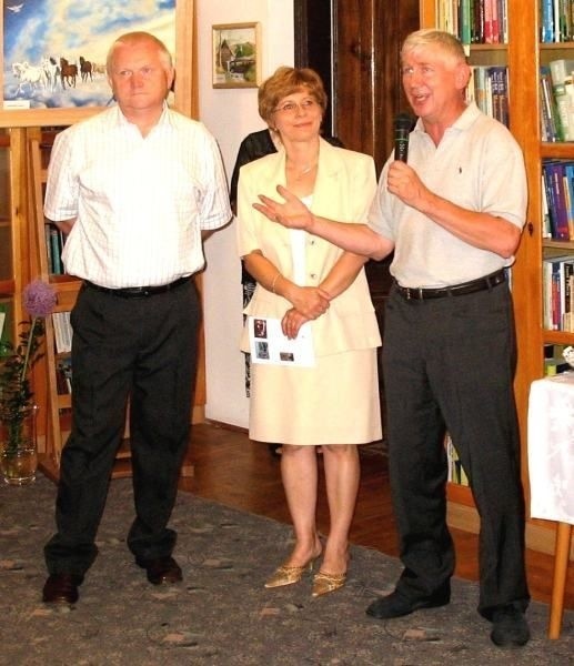 Podczas otwarcia wystawy Janusz Karaś (pierwszy z lewej) usłyszał wiele ciepłych słów od Elżbiety Stąpór, dyrektorki biblioteki w Kozienicach i Lecha Wiśniewskiego, prezesa Towarzystwa Miłośników Ziemi Kozienickiej.