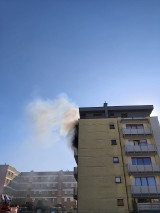 Białystok. Pożar w bloku na Wysokim Stoczku przy ulicy Dworskiej. Przyczyny pojawienia się ognia nie są jeszcze znane. Zobacz zdjęcia