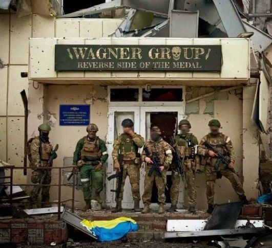 Ukraina, najemnicy z grupy Wagnera przed budynkiem w Popasnej