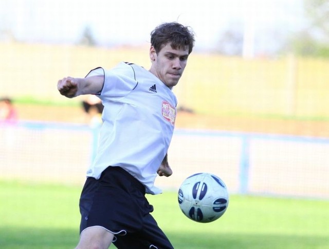 Pomocnik Czarnych Mateusz Moroń miał dwie szanse, ale gola nie zdobył.