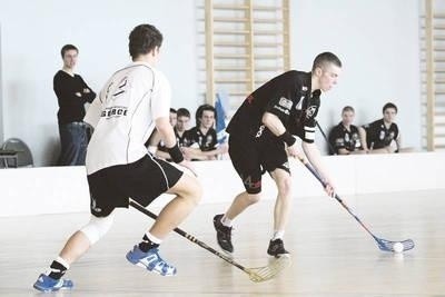 Strzał Tomasza Brzany z Górali blokowany przed jednego z zawodników Szarotki. Fot. Maciej Zubek