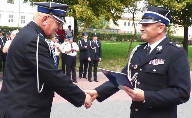 Gratulacje z okazji jubileuszu 120-lecia na ręce prezesa jednostki Jerzego Oknińskiego (z lewej) złożył starosta buski Jerzy Kolarz.