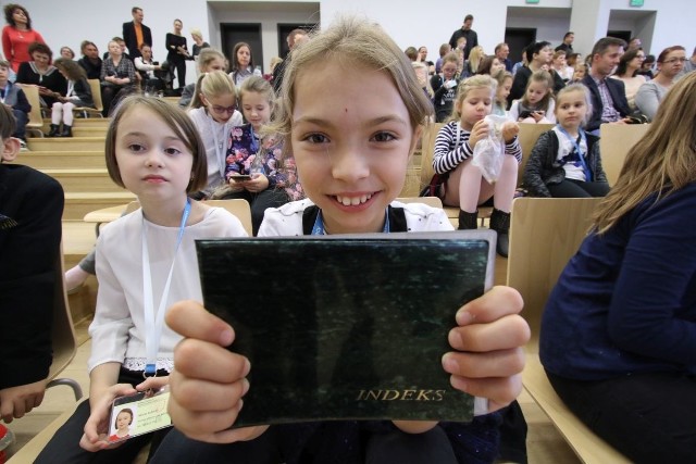 O tym, że zajęcia są niezwykle ciekawe mówiła 10 - letnia  Kinga Szczepańska ze Strawczynka, która jest studentką już  trzeci rok.