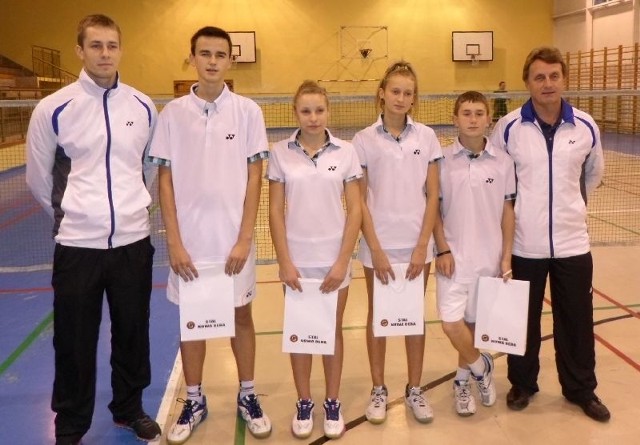 Wyróżniający się w 2013 roku badmintoniści Stali Nowa Dęba wraz ze swoimi trenerami, stoją od lewej: Mateusz Czachor, Patryk Kopeć, Natalia Róg, Beata Mycek, Rafał Lejko oraz trener Adam Bunio. 