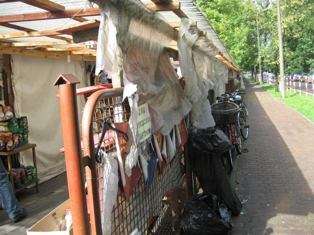 Kupcy cały czas handlują pod plandekami i takich warunków mają już dosyć (fot. Beata Bielecka)